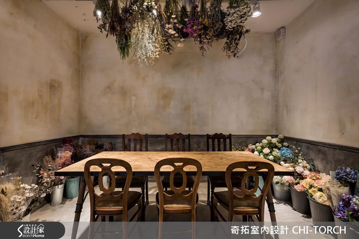 位於都市寧靜社區的 Artists & Essence 是業主為 3 位