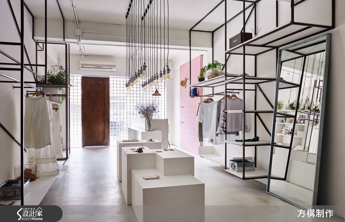 兩層樓的純白色建築,為「AFAD」韓國服飾精品門市,設