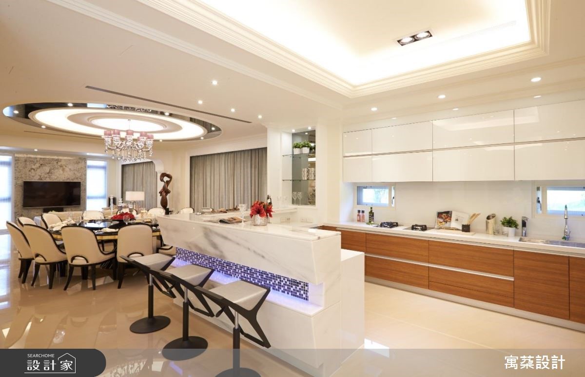 開放式格局讓餐廚緊鄰,方便出菜動線,也讓聚會空間變得更寬裕。 開放式格局讓餐廚緊鄰,方便出菜動線,也讓聚會空間變得更寬裕。