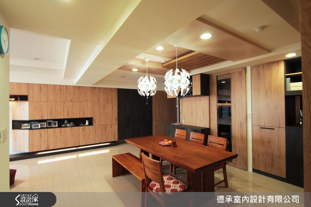 原木餐桌、木紋貼皮餐廳櫥櫃,與餐廳天花板木皮格柵一氣呵成,溫暖而潤澤,素雅的用餐空間,給屋主留下最舒心的一抹幸福。 原木餐桌、木紋貼皮餐廳櫥櫃,與餐廳天花板木皮格柵一氣呵成,溫暖而潤澤,素雅的用餐空間,給屋主留下最舒心的一抹幸福。