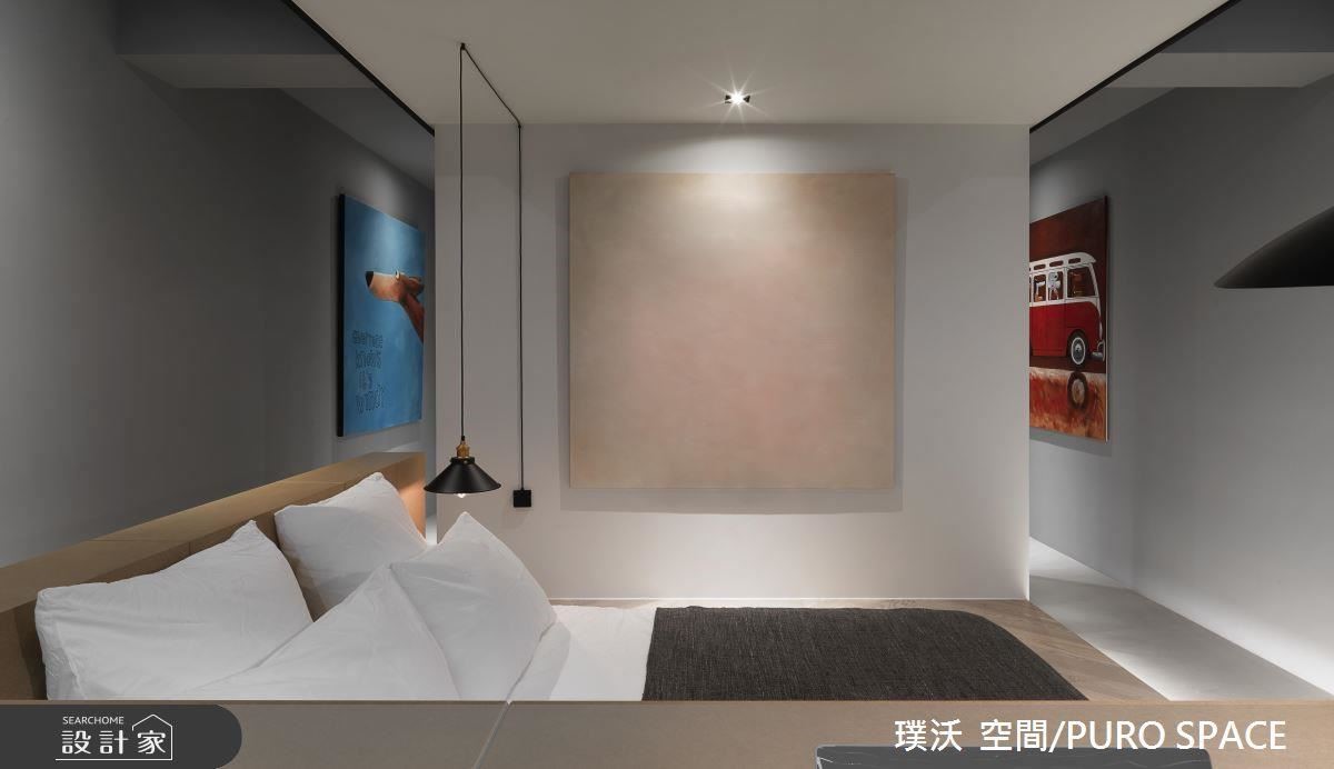 這是一間透天老宅的案子,狹長的屋型總是讓屋裡感到昏