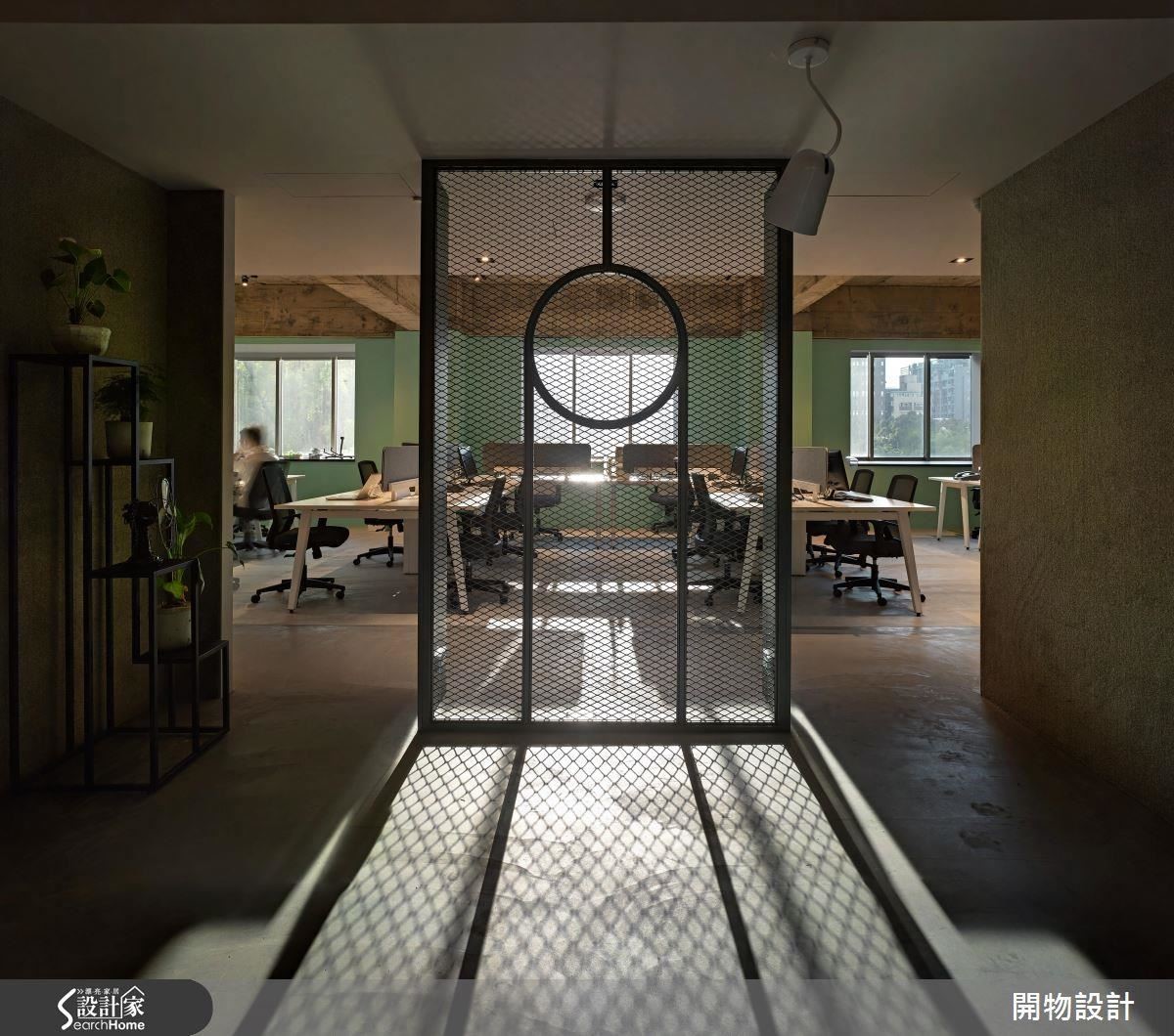 大辦公區綠色牆面與窗外風景呼應,象徵城市中的綠意。以鐵網做為大辦公區前的屏風,天氣好的午後,斜陽與屏風交織出絕美的城市光影。 大辦公區綠色牆面與窗外風景呼應,象徵城市中的綠意。以鐵網做為大辦公區前的屏風,天氣好的午後,斜陽與屏風交織出絕美的城市光影。