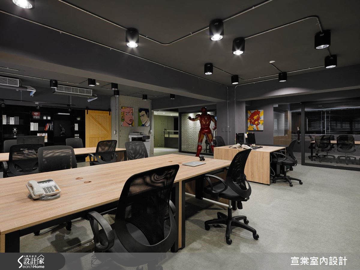 中性的工業風色彩蔓延一室,以黑、灰兩種冷色調鋪敘的