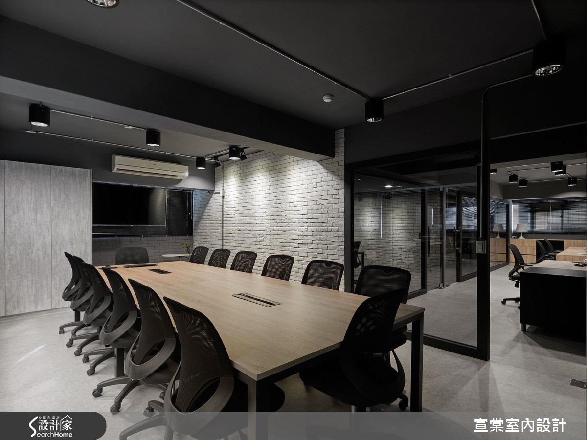 中性的工業風色彩蔓延一室,以黑、灰兩種冷色調鋪敘的