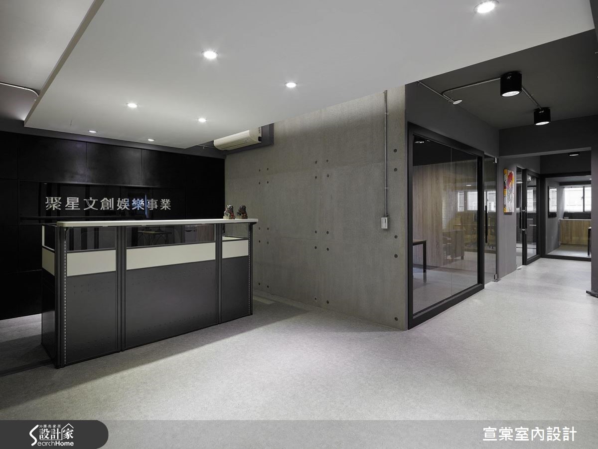 中性的工業風色彩蔓延一室,以黑、灰兩種冷色調鋪敘的