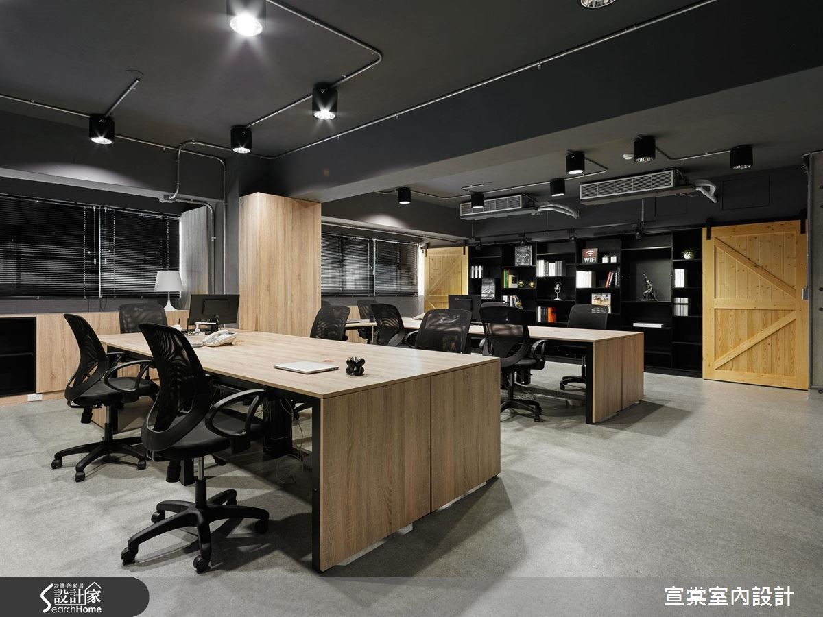 中性的工業風色彩蔓延一室,以黑、灰兩種冷色調鋪敘的
