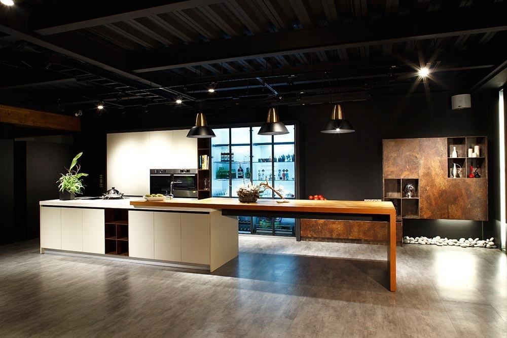 雅登廚飾台南店,以開放、穿透的設計展現百坪展示空間優勢;鑑賞與體驗並重的規劃概念,深受業界矚目。 雅登廚飾台南店,以開放、穿透的設計展現百坪展示空間優勢;鑑賞與體驗並重的規劃概念,深受業界矚目。