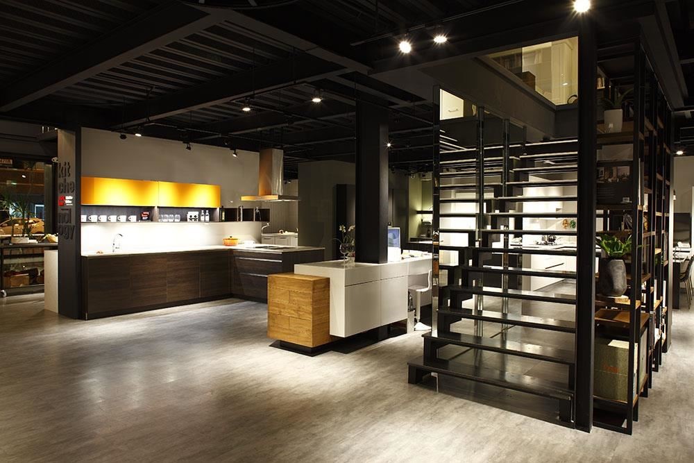 雅登廚飾台南店以輕工業風的簡潔俐落,襯托廚具特色。 雅登廚飾台南店以輕工業風的簡潔俐落,襯托廚具特色。
