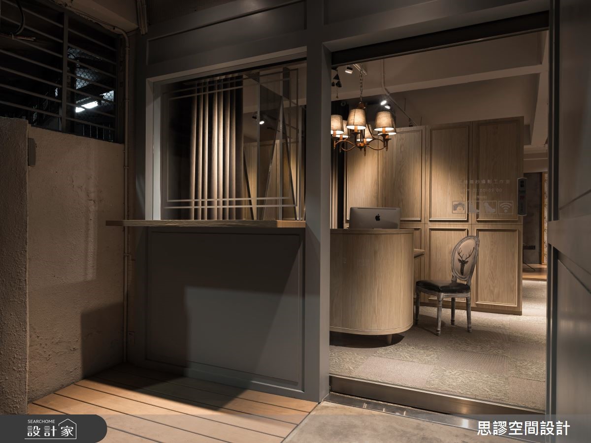 今年新開幕的商業空間「紅蠟婚紗攝影」,融合 Loft 風