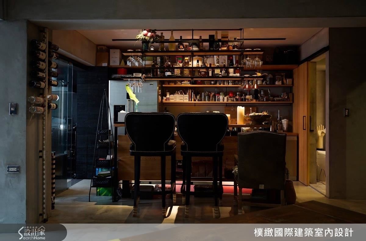 屋主喜歡畫畫,也收藏畫作,希望家就像藝術空間,打破