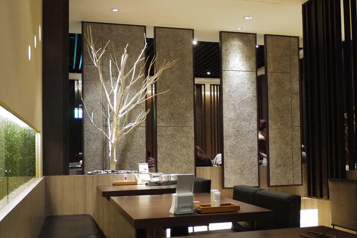 餐廳類的商業空間每天都有多人次的進出,而且停留時間也普遍較長,使得降噪及保持清晰的語音度成為室內舒適度的一大考量。 餐廳類的商業空間每天都有多人次的進出,而且停留時間也普遍較長,使得降噪及保持清晰的語音度成為室內舒適度的一大考量。