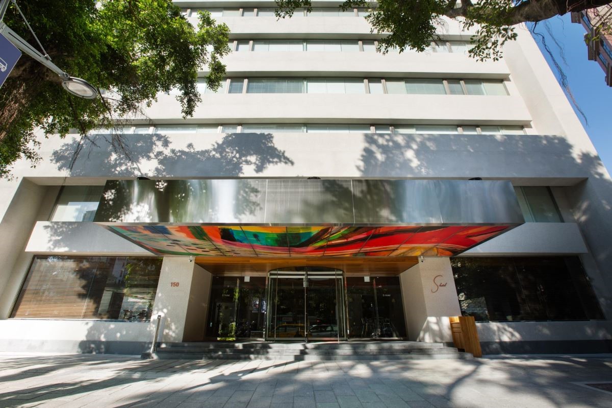 正式落成於敦化北路的 S Hotel,由舊辦公大樓改建,為台北增添一處時尚地標。(圖片提供:S Hotel) 正式落成於敦化北路的 S Hotel,由舊辦公大樓改建,為台北增添一處時尚地標。(圖片提供:S Hotel)