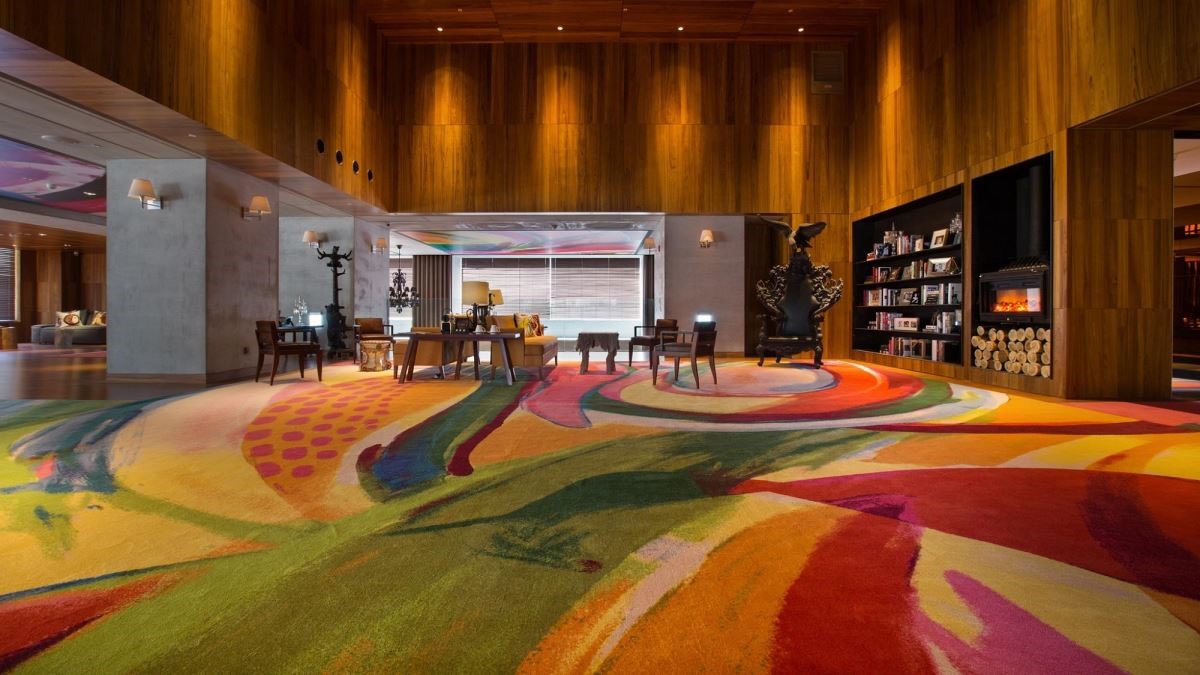 Philippe Starck 與曲家瑞聯合設計的大堂地毯成為空間中的主視覺,以法式融合台灣味的意涵,讓人耳目一新。(圖片提供:S Hotel) Philippe Starck 與曲家瑞聯合設計的大堂地毯成為空間中的主視覺,以法式融合台灣味的意涵,讓人耳目一新。(圖片提供:S Hotel)