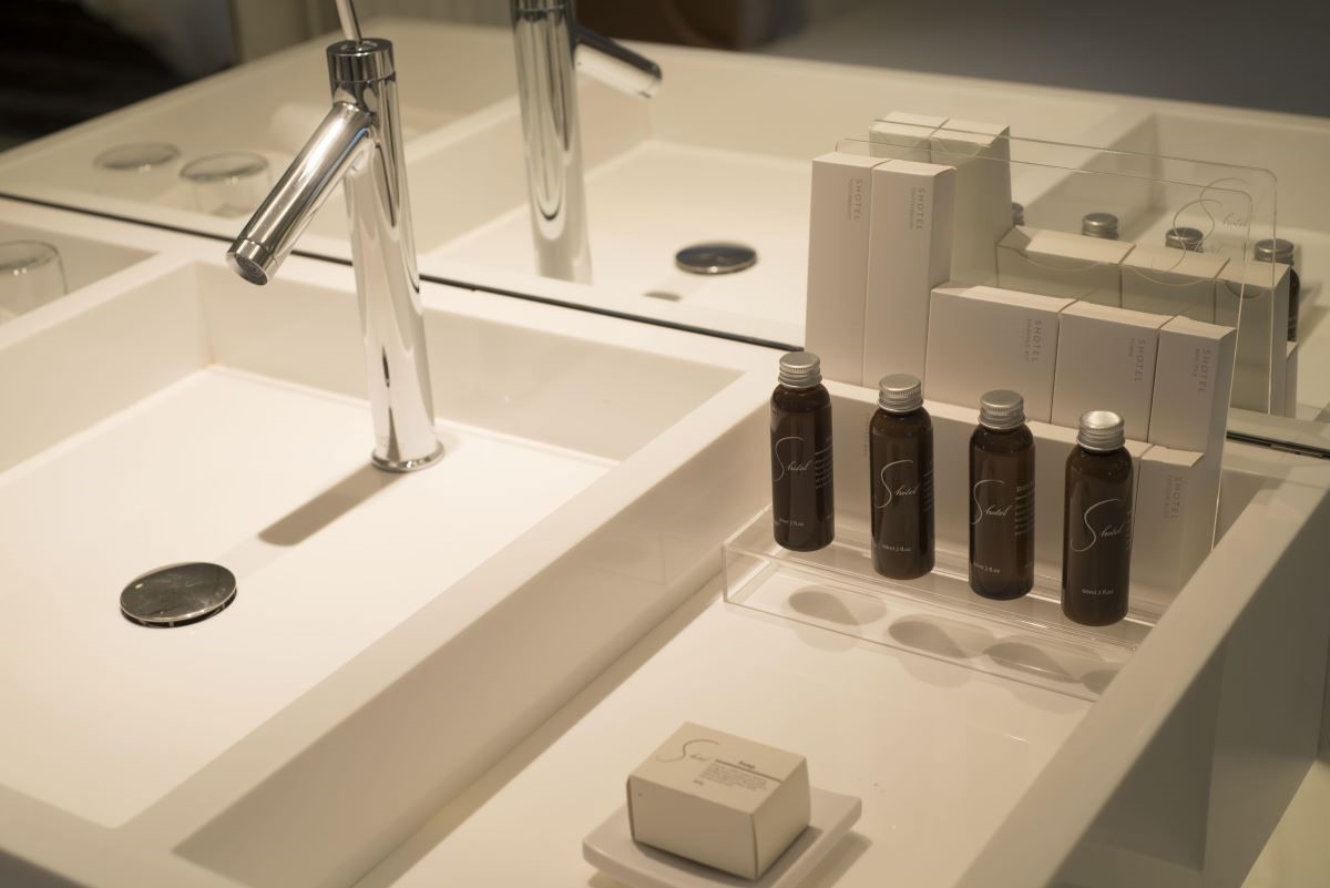 全飯店均選用 Philippe Starck 設計的 AXOR STARCK ORGANIC 水龍頭,與台灣品牌薑心比心的備品。(攝影:沈仲達) 全飯店均選用 Philippe Starck 設計的 AXOR STARCK ORGANIC 水龍頭,與台灣品牌薑心比心的備品。(攝影:沈仲達)