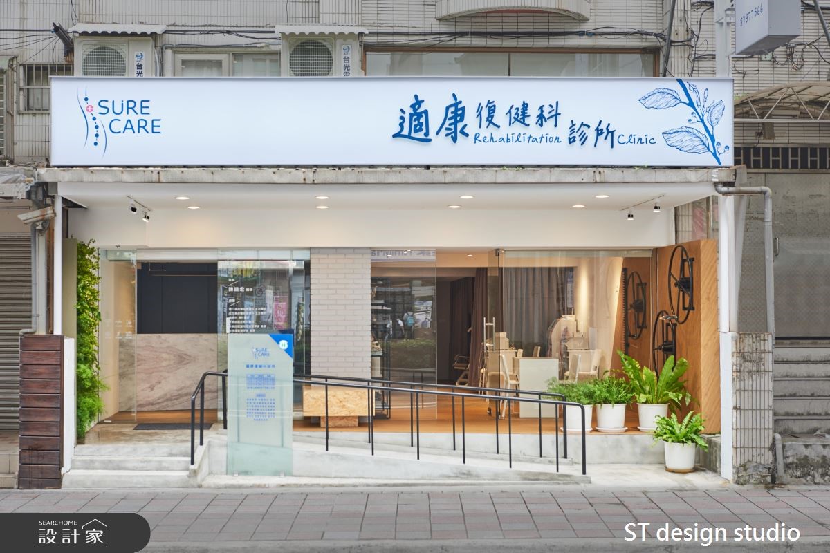 位於交通便利又不過於熱鬧的街道上,帶著清新綠意感受