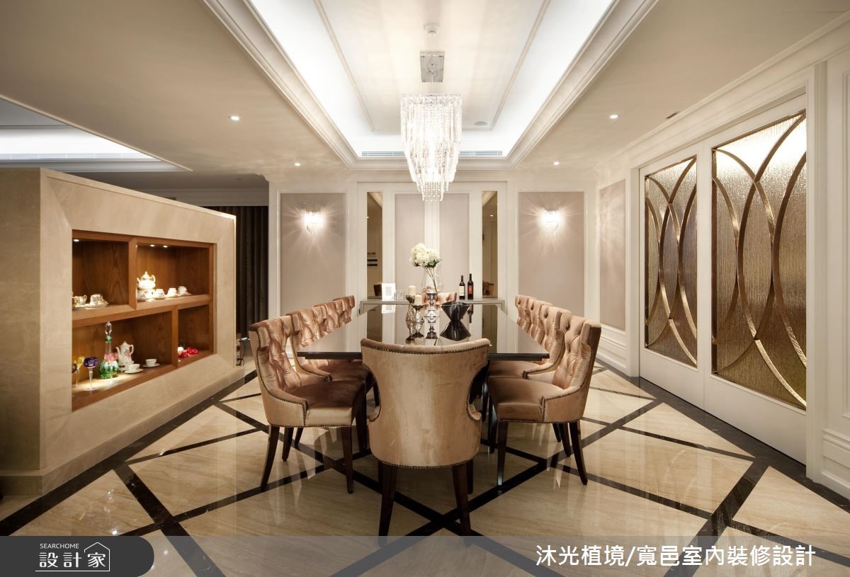 優雅的古典語彙遊走一室,帶著溫潤的光感輕灑空間,讓