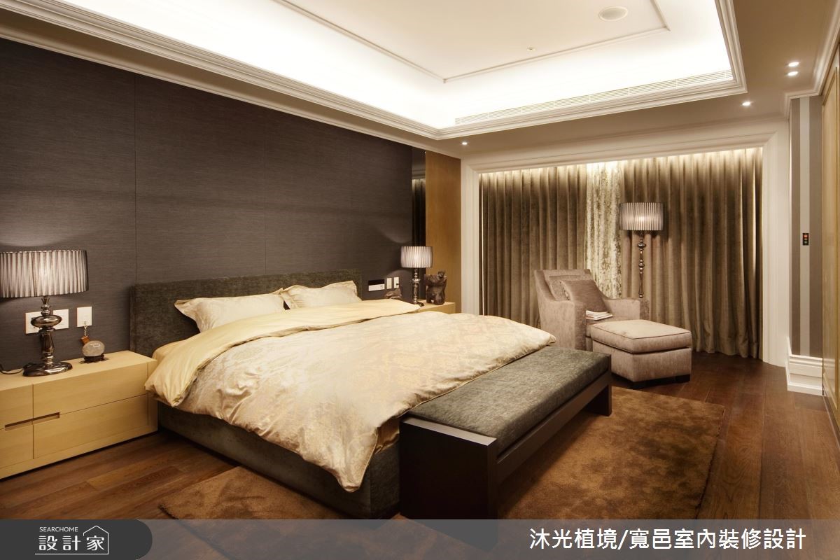 優雅的古典語彙遊走一室,帶著溫潤的光感輕灑空間,讓