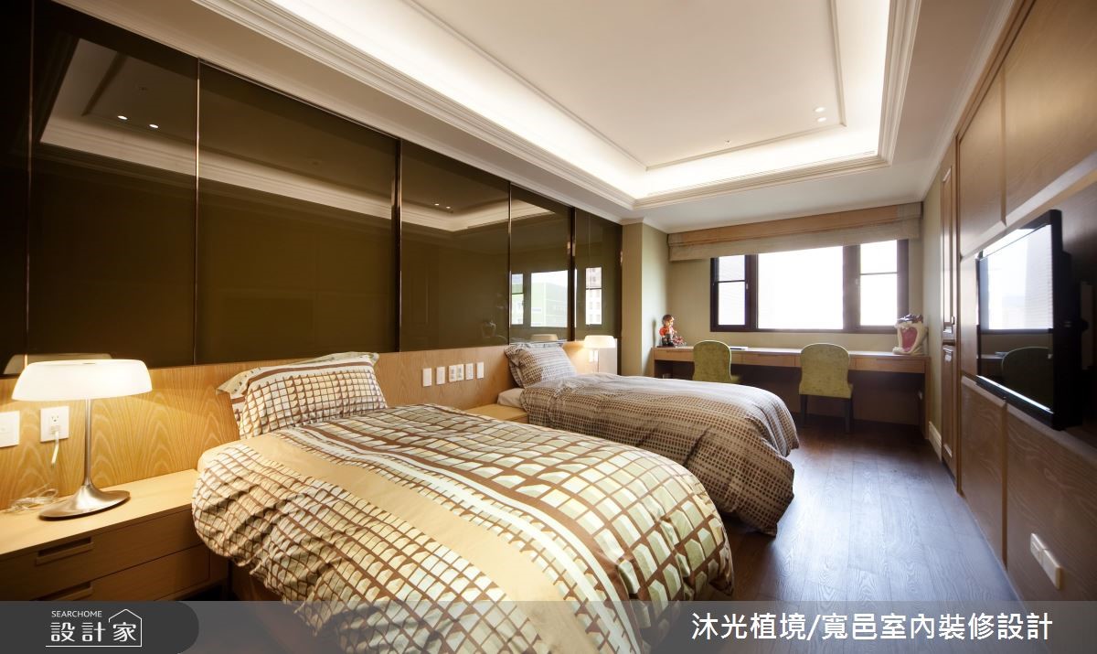 優雅的古典語彙遊走一室,帶著溫潤的光感輕灑空間,讓