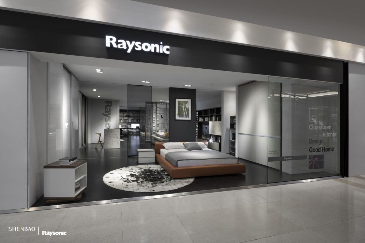 伸保 Raysonic 秉持國際品牌在地化經營,在入門處即以訂製家具最具代表性的衣櫃作為展示,(左)移門衣櫃、(右)折疊衣櫃,讓消費者一目了然。(圖片來源:伸保上海 – 真北店) 伸保 Raysonic 秉持國際品牌在地化經營,在入門處即以訂製家具最具代表性的衣櫃作為展示,(左)移門衣櫃、(右)折疊衣櫃,讓消費者一目了然。(圖片來源:伸保上海 – 真北店)
