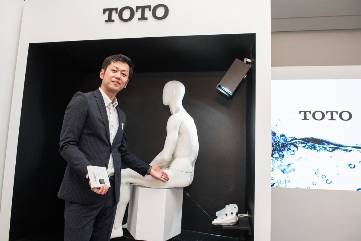 TOTO 更根據數千位社員實際試用的測試數據,研發出黃金「43 度」角,可讓使用過後的汙水不會回濺;確保噴嘴時時潔淨,有效解決大眾在意的衛生問題。針對臀部及下身洗淨,噴嘴還能前後伸縮,調整洗淨位置與水勢,無需再頻繁起坐或挪移身軀,就能享受水洗的乾淨與舒適。 TOTO 更根據數千位社員實際試用的測試數據,研發出黃金「43 度」角,可讓使用過後的汙水不會回濺;確保噴嘴時時潔淨,有效解決大眾在意的衛生問題。針對臀部及下身洗淨,噴嘴還能前後伸縮,調整洗淨位置與水勢,無需再頻繁起坐或挪移身軀,就能享受水洗的乾淨與舒適。