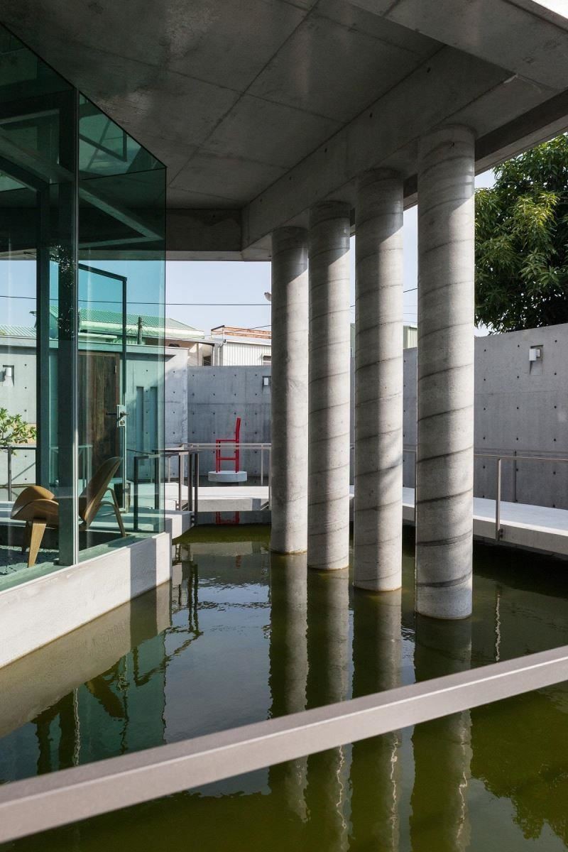 建造在水面上的金毛屋,讓自然生態環繞。 建造在水面上的金毛屋,讓自然生態環繞。