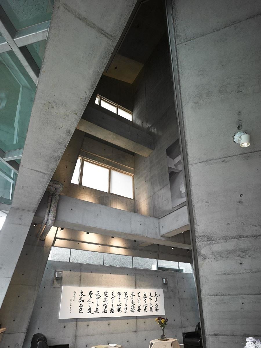 斜型的建築讓人不自覺抬頭仰望,如走進教堂一般。 斜型的建築讓人不自覺抬頭仰望,如走進教堂一般。