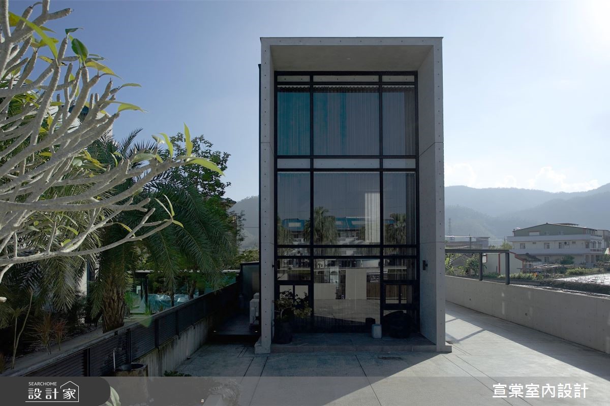 此案為一棟自地自建的三層樓別墅,在建築材質的使用上