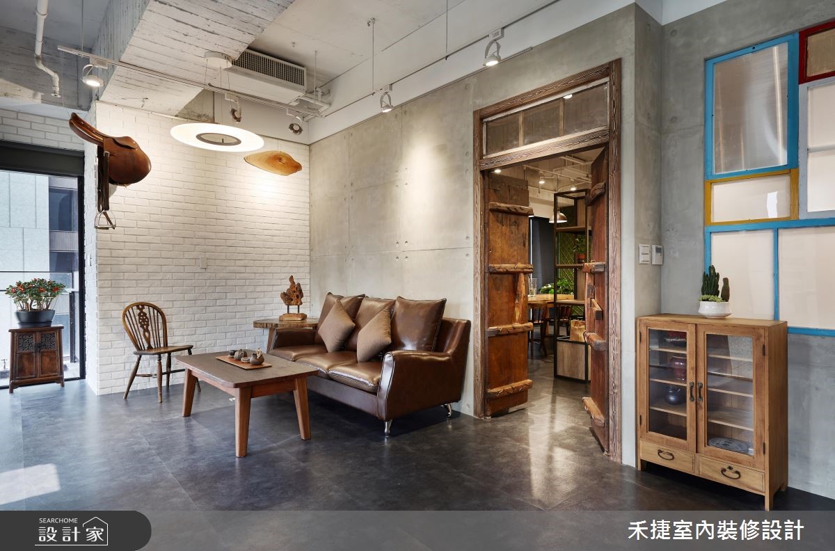 走進 52 坪的工業風辦公空間,望眼即是中式古董矮櫃、
