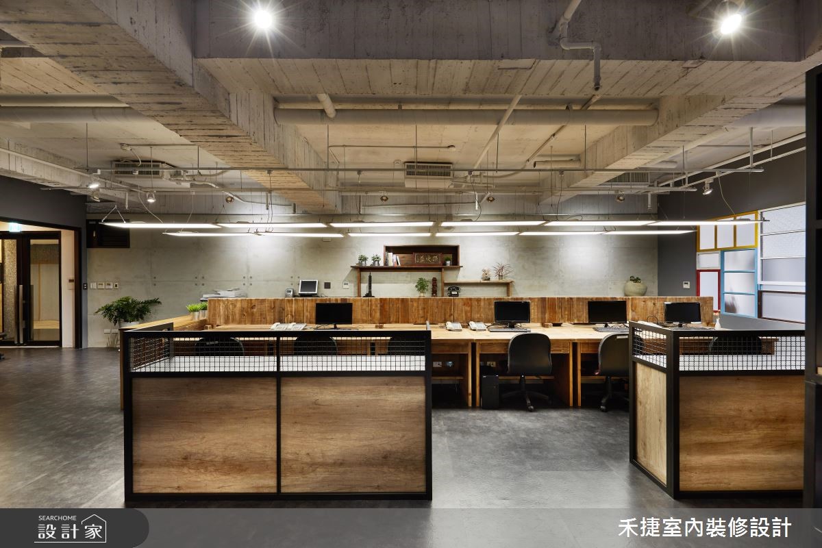 走進 52 坪的工業風辦公空間,望眼即是中式古董矮櫃、