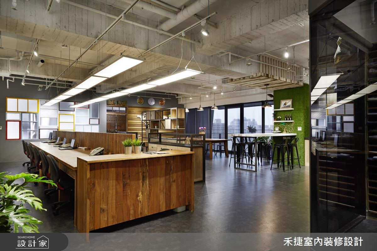 走進 52 坪的工業風辦公空間,望眼即是中式古董矮櫃、