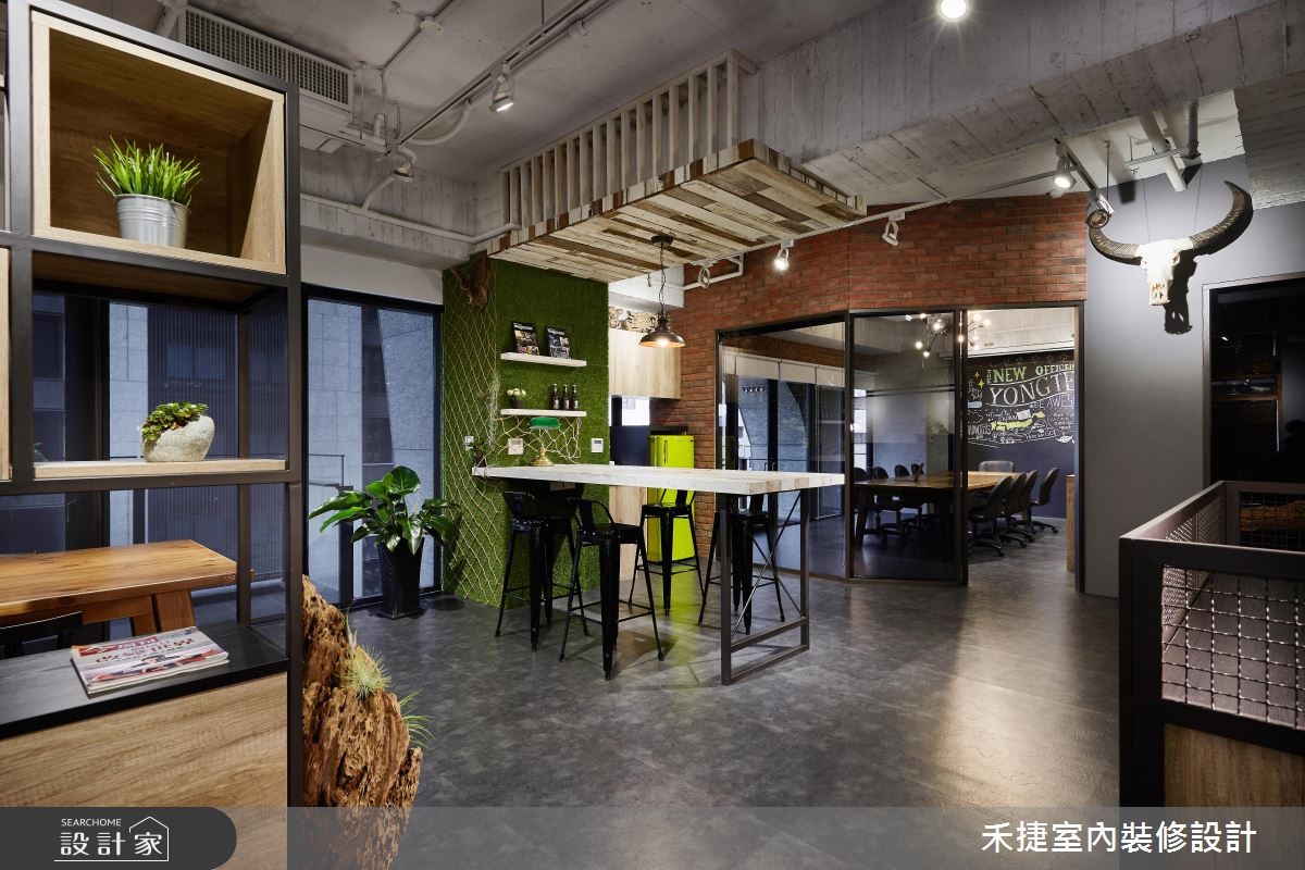 走進 52 坪的工業風辦公空間,望眼即是中式古董矮櫃、