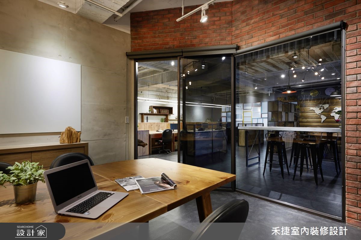 走進 52 坪的工業風辦公空間,望眼即是中式古董矮櫃、