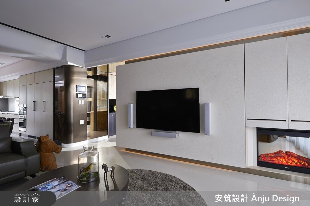 藉由精品般的質材堆疊出雅致空間,以白色調為基底,讓