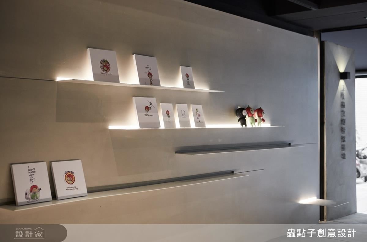 將「摺板」概念引用在展示區上,跳脫一般商空僵硬感,呈現活潑立體氛圍,並以灰黑白色系做為空間主調,讓文創作品更為凸顯。 將「摺板」概念引用在展示區上,跳脫一般商空僵硬感,呈現活潑立體氛圍,並以灰黑白色系做為空間主調,讓文創作品更為凸顯。