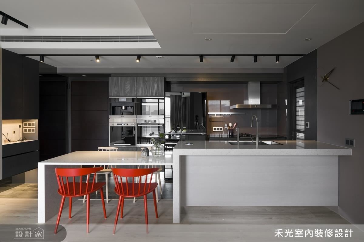 開放式餐廳搭配色彩鮮豔的家具,為空間增加活潑互動性,高低檯面的設計區隔餐廚功能,一致性的色調延伸空間視覺感。 開放式餐廳搭配色彩鮮豔的家具,為空間增加活潑互動性,高低檯面的設計區隔餐廚功能,一致性的色調延伸空間視覺感。