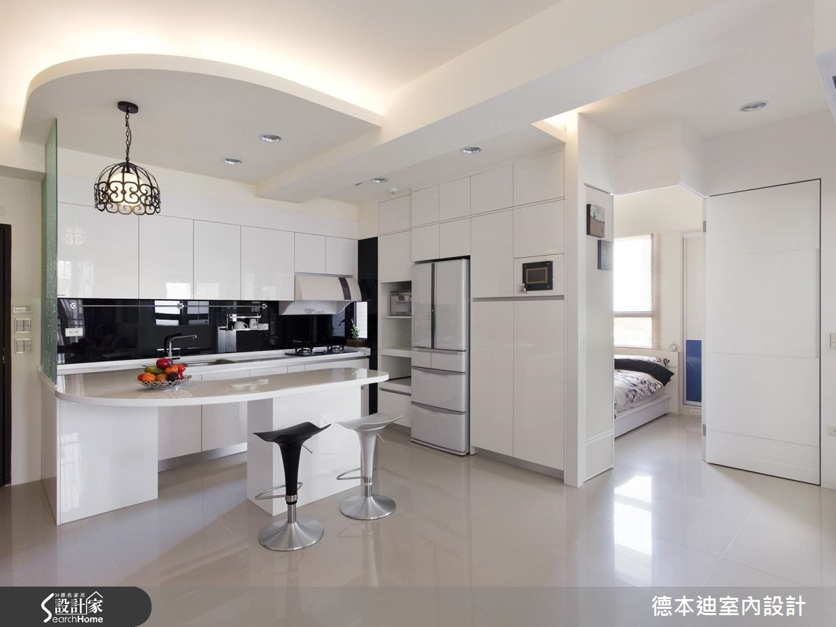 17 坪的現代風單身宅,既有建商配給的廚具過小,且較