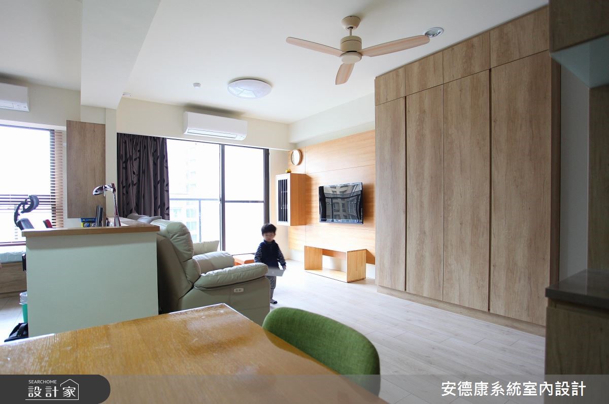 充沛的自然光隨窗入室,照亮北歐風的室內情境,烘托木