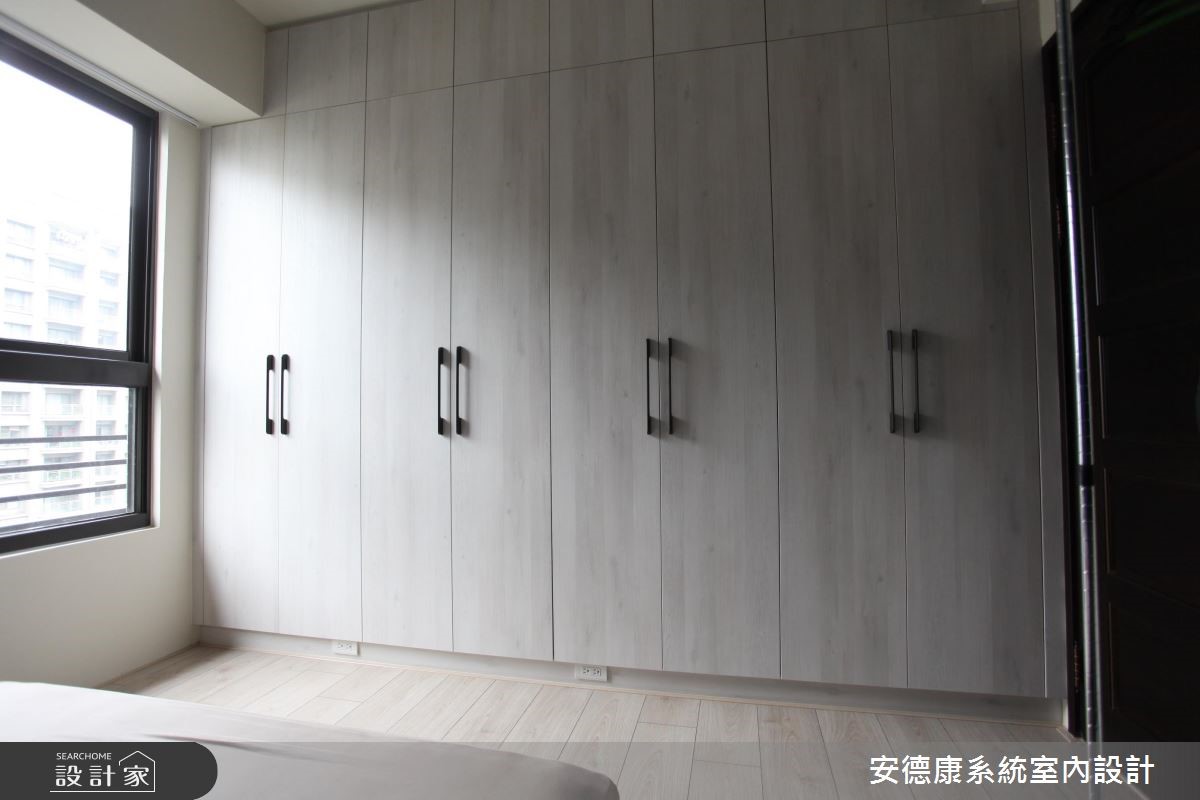 充沛的自然光隨窗入室,照亮北歐風的室內情境,烘托木