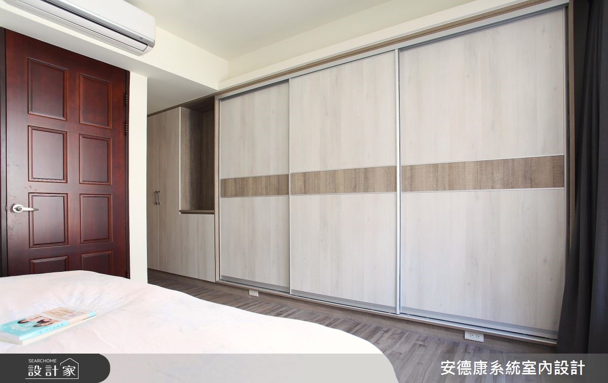 戶外自然光穿透網紗窗簾,照亮滿室混搭著不同風格的元