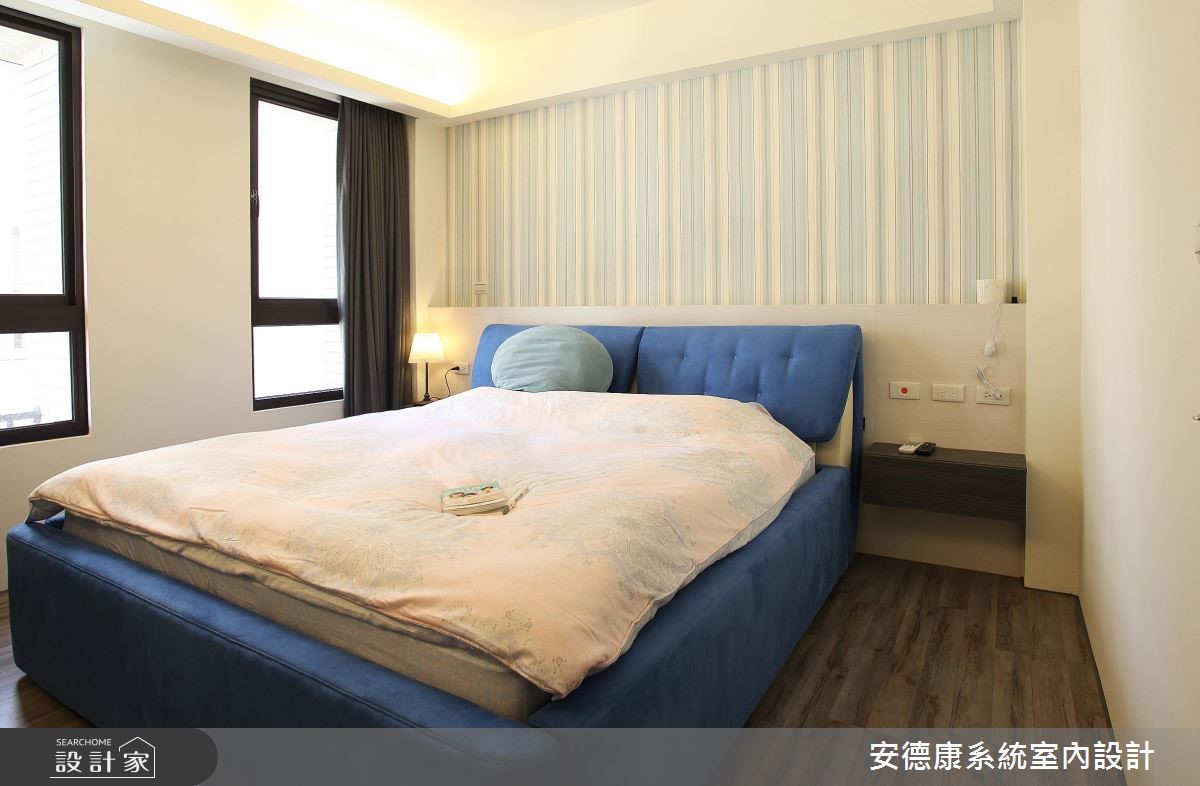 戶外自然光穿透網紗窗簾,照亮滿室混搭著不同風格的元