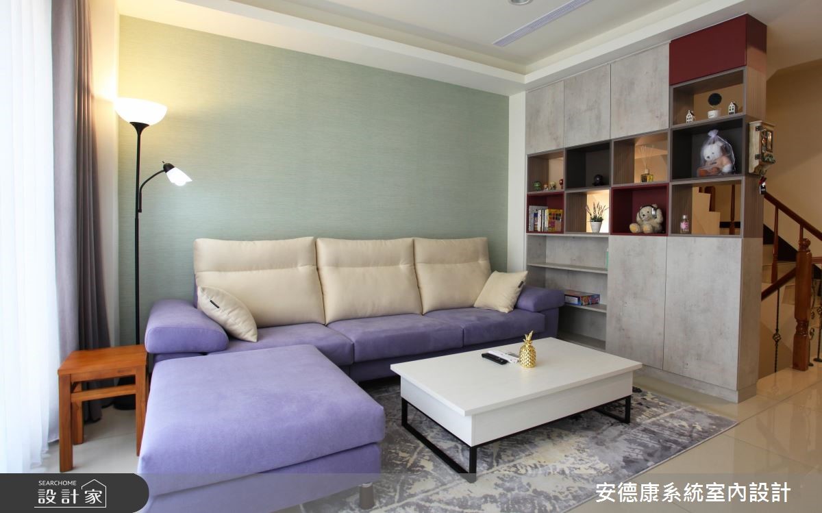 戶外自然光穿透網紗窗簾,照亮滿室混搭著不同風格的元