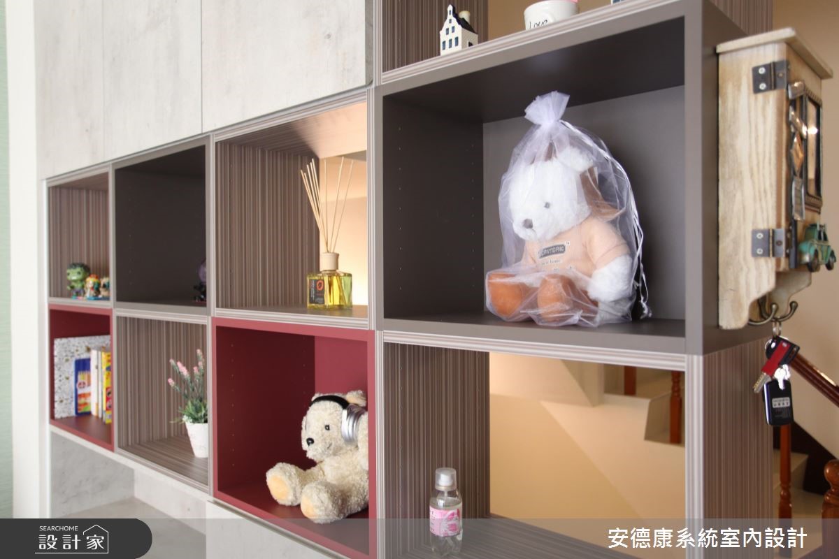 戶外自然光穿透網紗窗簾,照亮滿室混搭著不同風格的元