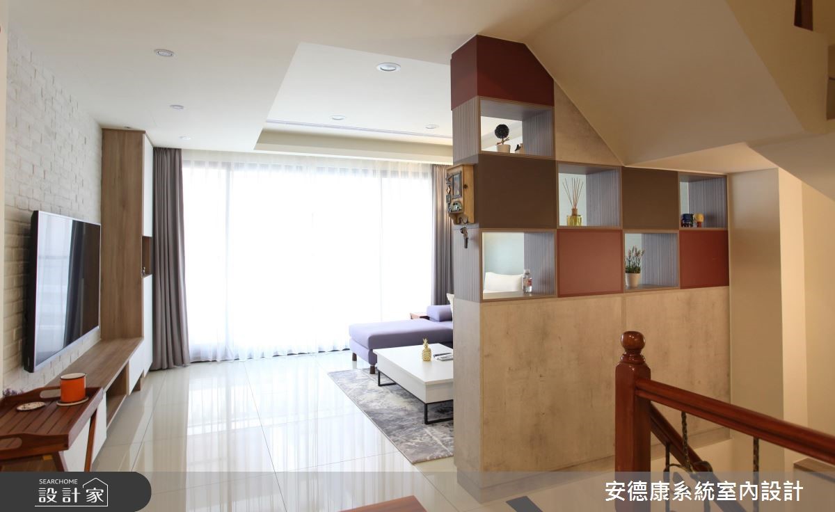 戶外自然光穿透網紗窗簾,照亮滿室混搭著不同風格的元