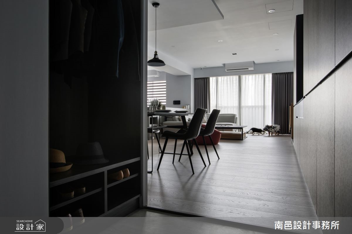 30 坪居宅,是兩個人與一群貓的居住場域,為了平衡愛