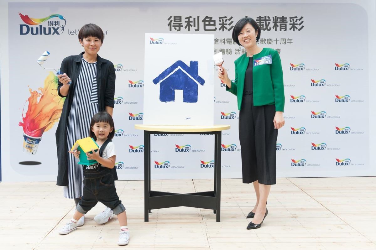 右起,Dulux得利塗料行銷暨業務發展總監何琪婷、萌萌、萌媽一起啟動夏日塗刷新風潮 右起,Dulux得利塗料行銷暨業務發展總監何琪婷、萌萌、萌媽一起啟動夏日塗刷新風潮