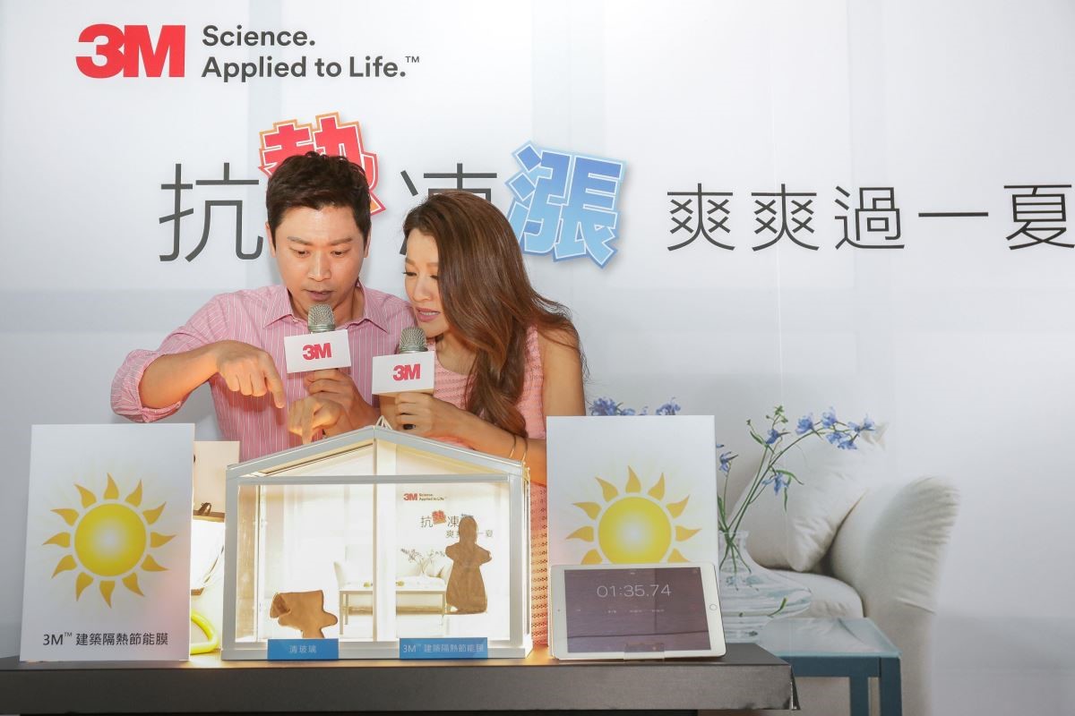 經過一分半鐘的模擬太陽光照射後,裝貼3M™建築隔熱節能膜玻璃屋內的巧克力人(圖右)相較於清玻璃窗內已融化倒下的巧克力人(圖左)依然屹立不搖。 經過一分半鐘的模擬太陽光照射後,裝貼3M™建築隔熱節能膜玻璃屋內的巧克力人(圖右)相較於清玻璃窗內已融化倒下的巧克力人(圖左)依然屹立不搖。