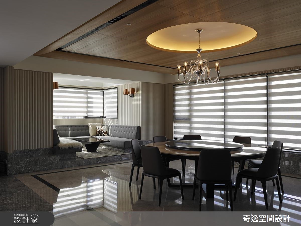 在百坪現代感的宅邸裡,壯闊石材鋪陳地坪與壁面,天花