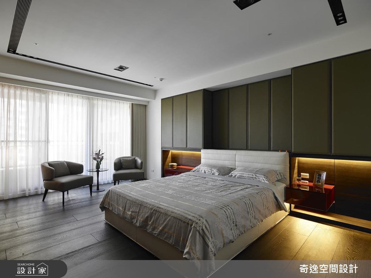 在百坪現代感的宅邸裡,壯闊石材鋪陳地坪與壁面,天花