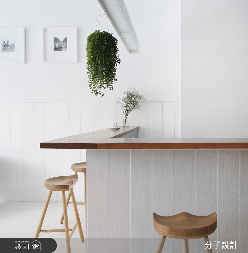 30 坪商業空間,是一間簡約風格咖啡店,整體運用白色