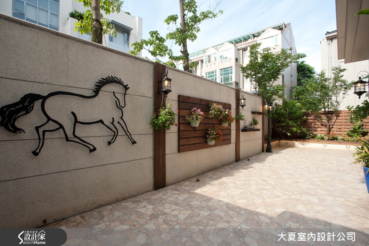 由於女屋主擅長馬術,迷戀與馬相關的人文藝術,居家生